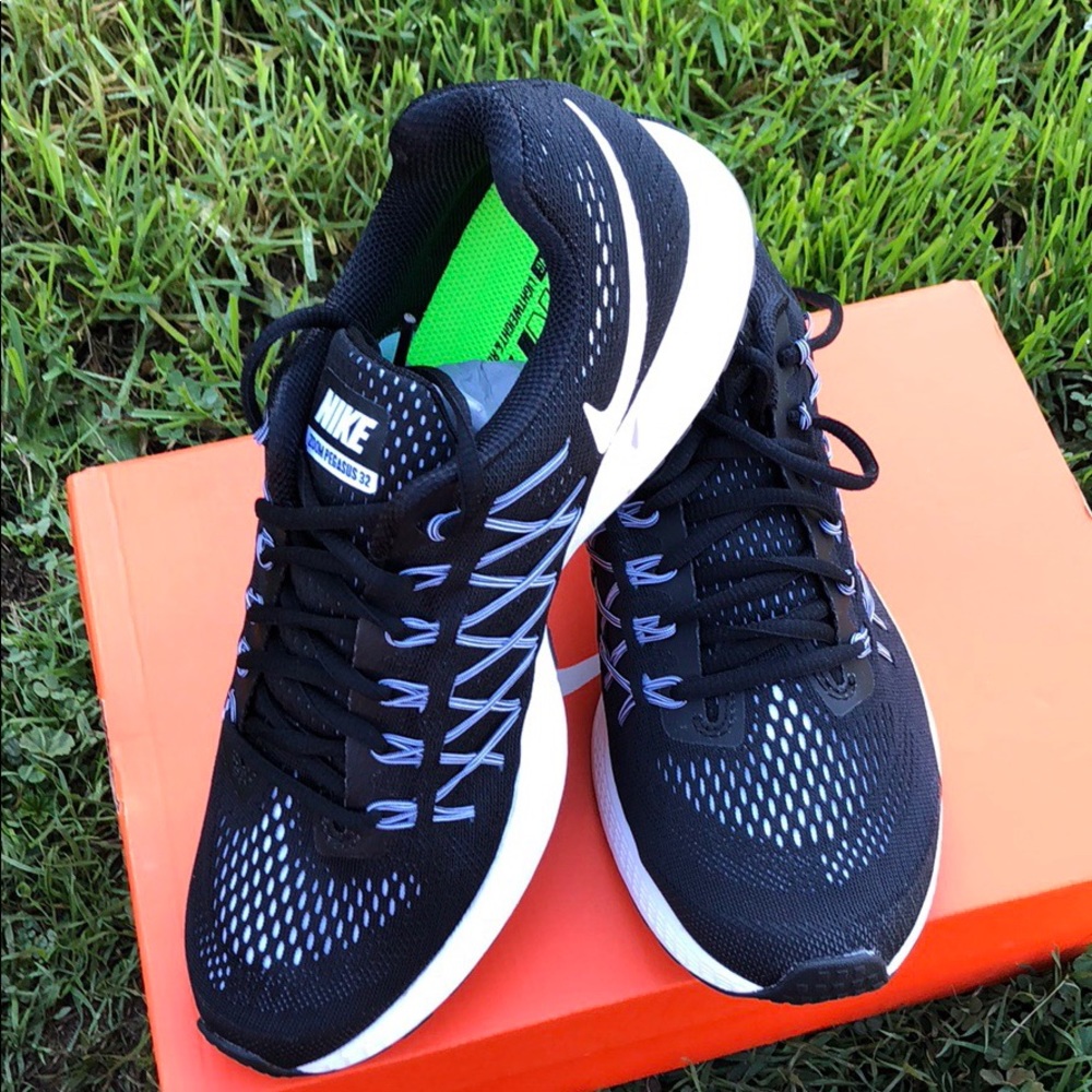 Nike women’s air zoom Pegasus 32 bk platinum 11 B